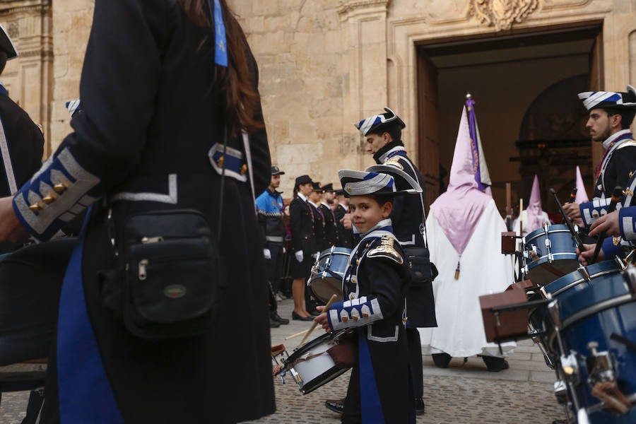 La Hermandad del Santísimo Cristo de la Agonía no pasó ni por la Plaza Mayor ni por la Catedral y lució lazos azules en apoyo a las personas con autismo 