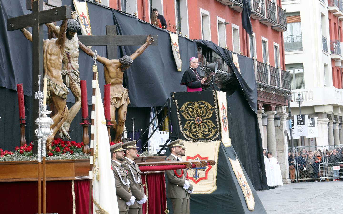 Por indicaciones del Museo Nacional de Escultura, las Siete Palabras no estuvieron representadas por los siete pasos, de forma que únicamente el Cristo de las Mercedes junto a los dos ladrones presidieron el acto