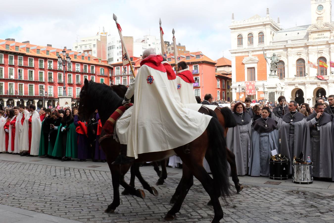 Por indicaciones del Museo Nacional de Escultura, las Siete Palabras no estuvieron representadas por los siete pasos, de forma que únicamente el Cristo de las Mercedes junto a los dos ladrones presidieron el acto