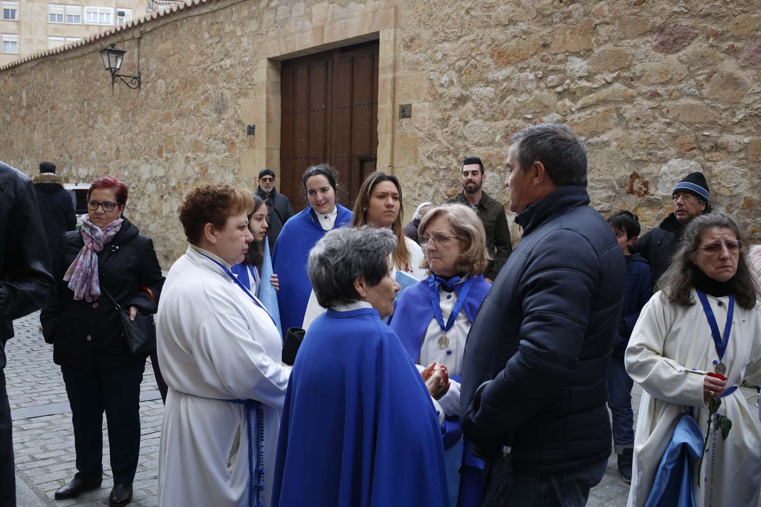 En los cuatro templos momentos de tristeza y oración, en una tarde sin ningún paso en la calle