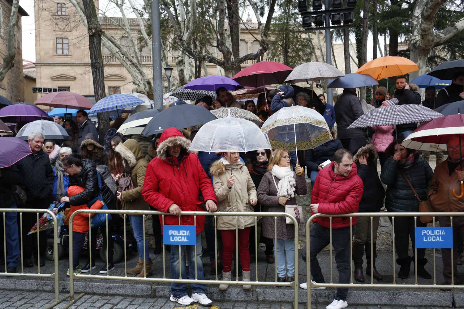 En los cuatro templos momentos de tristeza y oración, en una tarde sin ningún paso en la calle