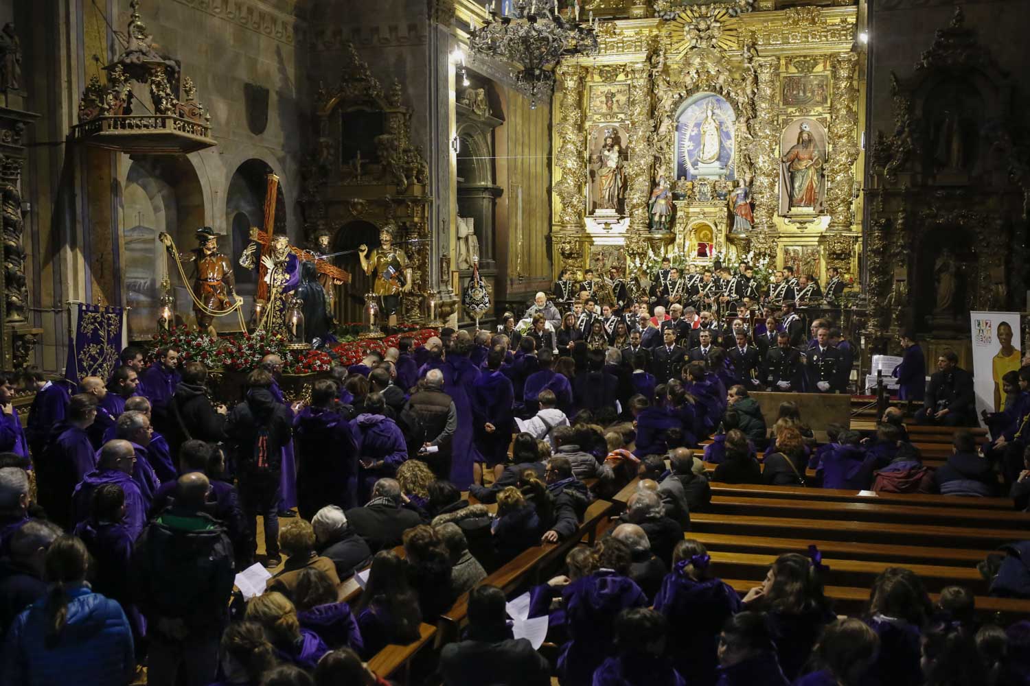 En los cuatro templos momentos de tristeza y oración, en una tarde sin ningún paso en la calle