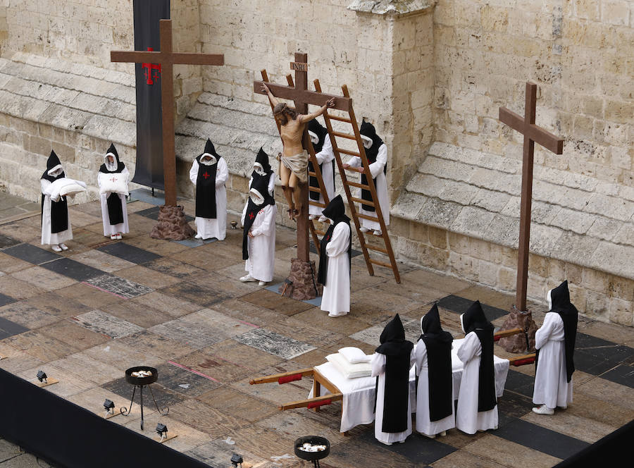 Fotos: Descendimiento y procesión del Santo Entierro en la catedral de Palencia