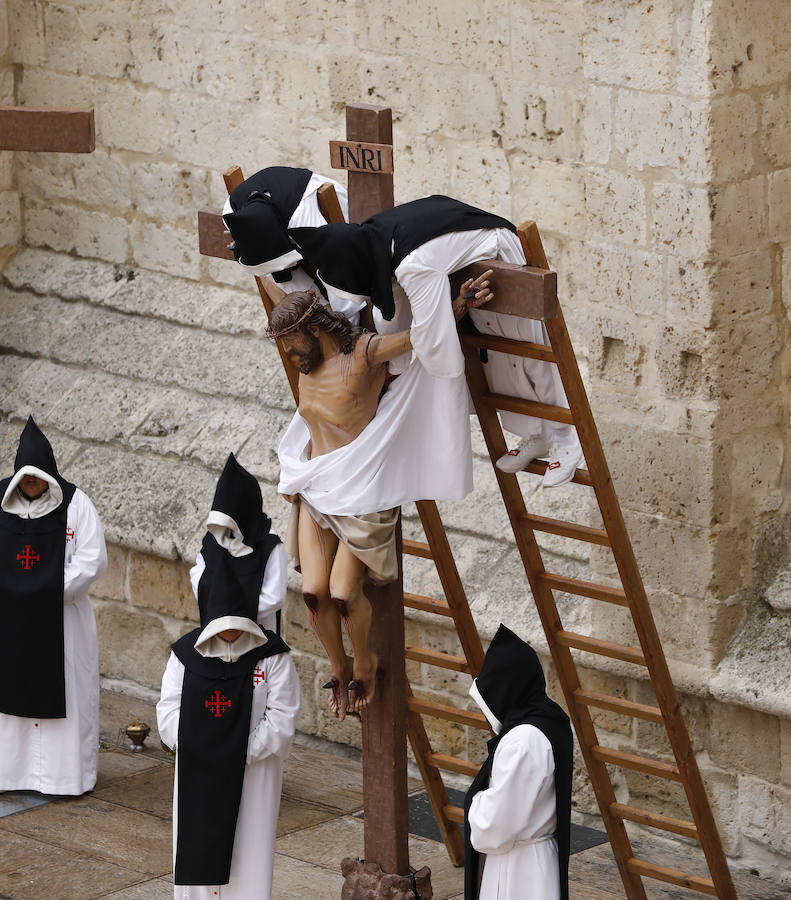 Fotos: Descendimiento y procesión del Santo Entierro en la catedral de Palencia