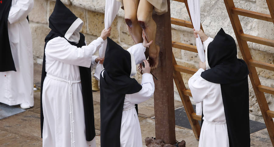 Fotos: Descendimiento y procesión del Santo Entierro en la catedral de Palencia