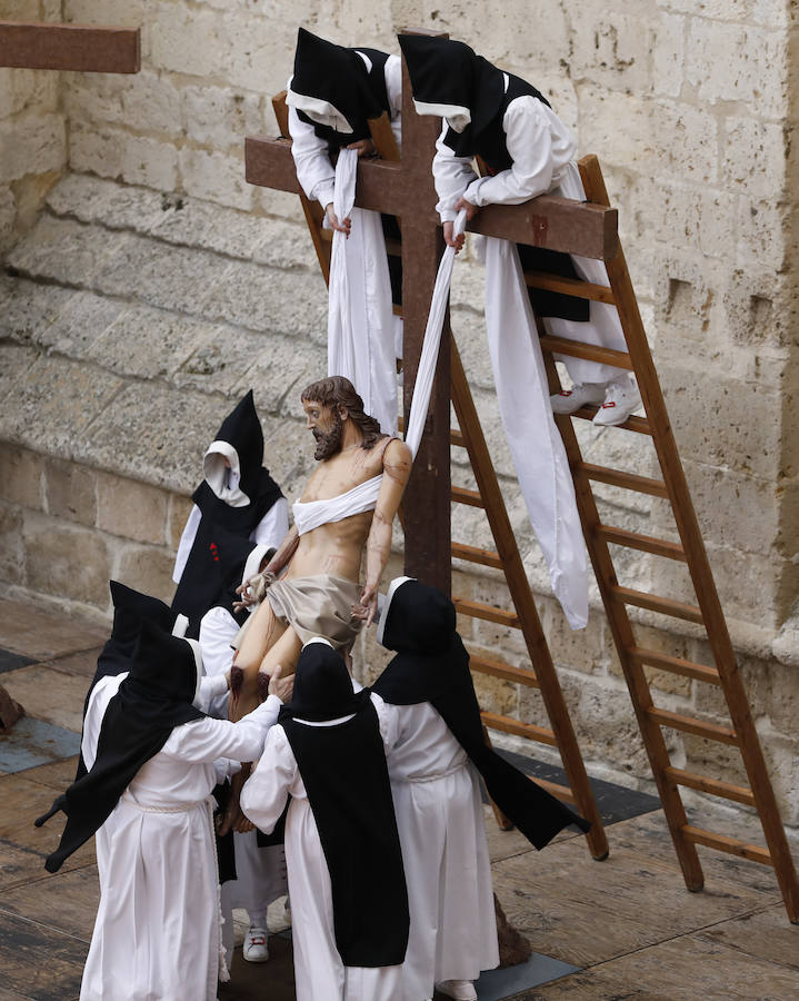 Fotos: Descendimiento y procesión del Santo Entierro en la catedral de Palencia