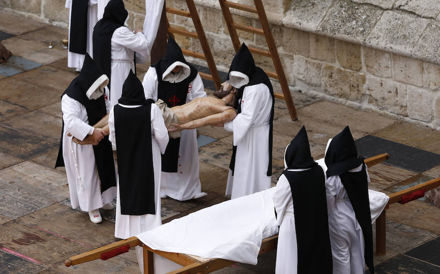 Fotos: Descendimiento y procesión del Santo Entierro en la catedral de Palencia