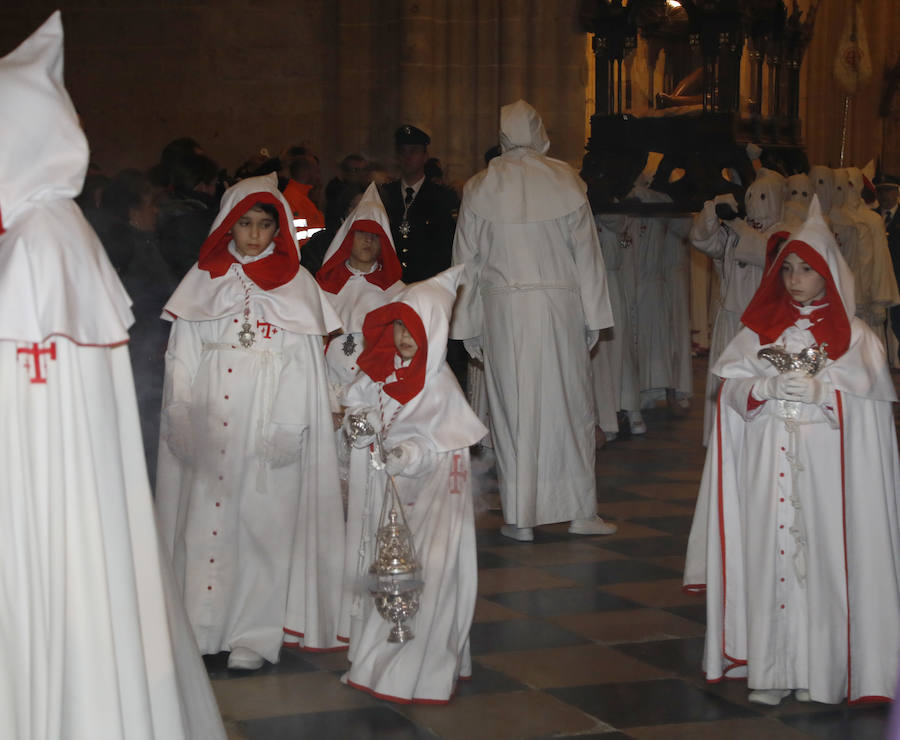 Fotos: Descendimiento y procesión del Santo Entierro en la catedral de Palencia