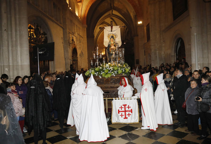 Fotos: Descendimiento y procesión del Santo Entierro en la catedral de Palencia