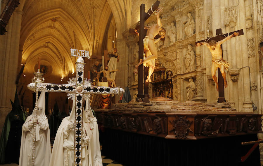 Fotos: Descendimiento y procesión del Santo Entierro en la catedral de Palencia