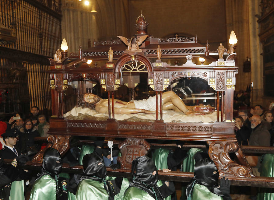 Fotos: Descendimiento y procesión del Santo Entierro en la catedral de Palencia