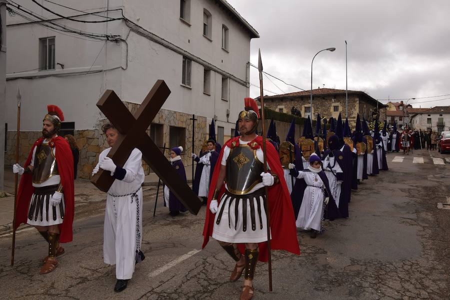 Fotos: La nieve impide la procesión general de Guardo, que sí celebra el Via Crucis