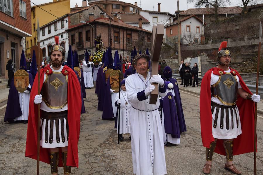 Fotos: La nieve impide la procesión general de Guardo, que sí celebra el Via Crucis