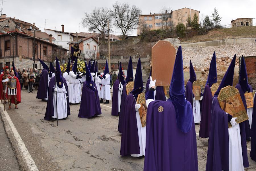 Fotos: La nieve impide la procesión general de Guardo, que sí celebra el Via Crucis