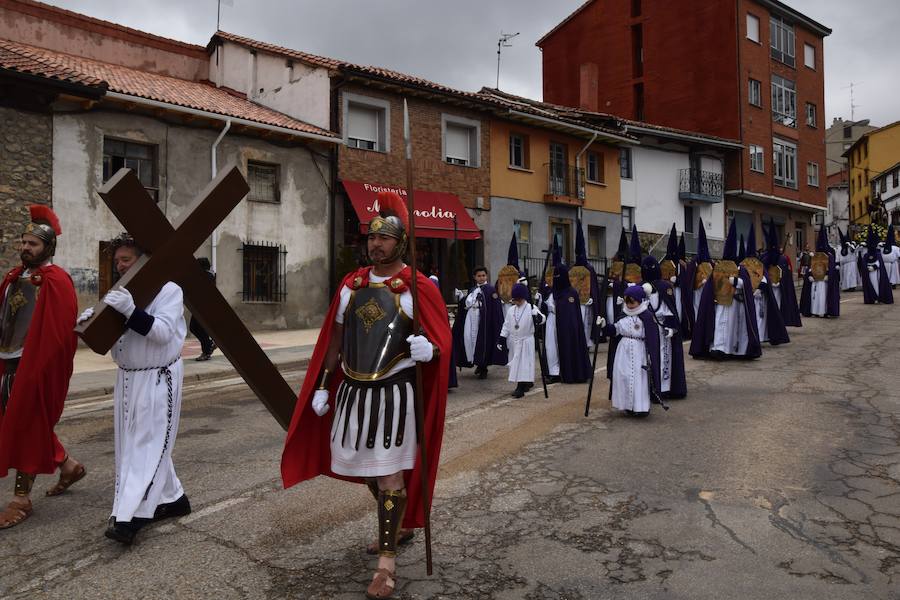 Fotos: La nieve impide la procesión general de Guardo, que sí celebra el Via Crucis