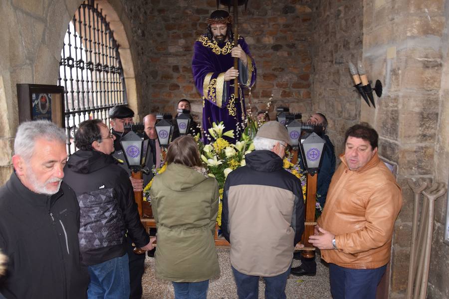 Fotos: La nieve impide la procesión general de Guardo, que sí celebra el Via Crucis