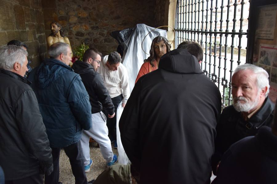 Fotos: La nieve impide la procesión general de Guardo, que sí celebra el Via Crucis