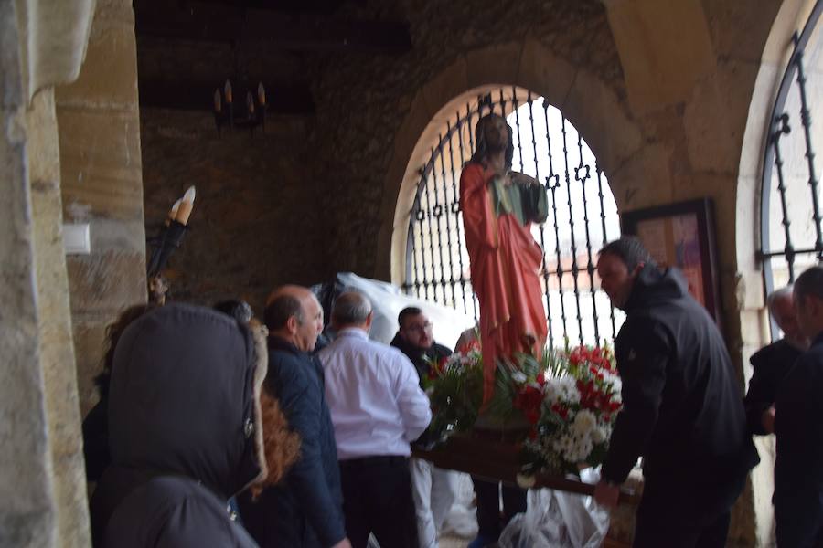 Fotos: La nieve impide la procesión general de Guardo, que sí celebra el Via Crucis