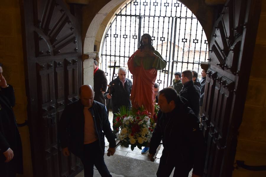 Fotos: La nieve impide la procesión general de Guardo, que sí celebra el Via Crucis