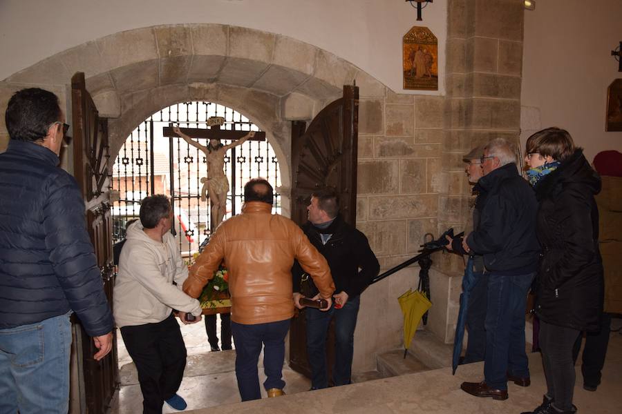 Fotos: La nieve impide la procesión general de Guardo, que sí celebra el Via Crucis