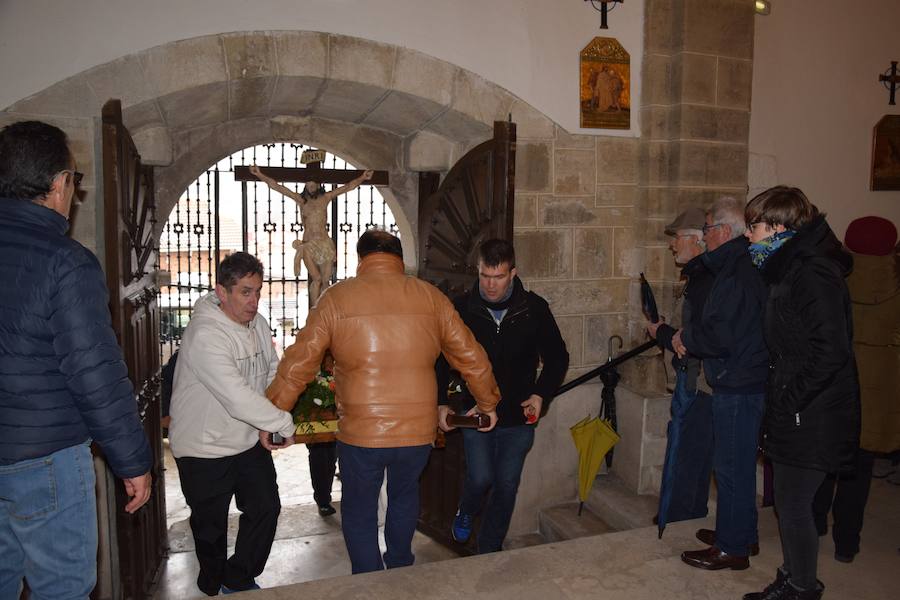 Fotos: La nieve impide la procesión general de Guardo, que sí celebra el Via Crucis