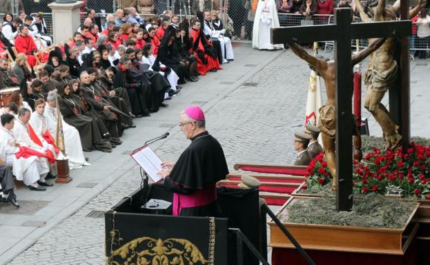 Monseñor Manuel Sánchez, obispo de Santander, durante el Sermón de las Siete Palabras pronunciado hoy en Valladolid. 