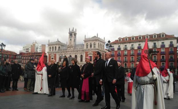 Las autoridades , antes del Sermón de las Siete Palabras en Valladolid.