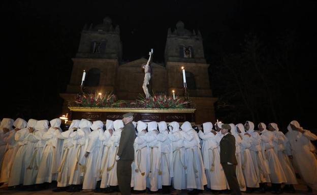 La imagen del Cristo del Amor y de la Paz, a las puertas de la iglesia del Arrabal.