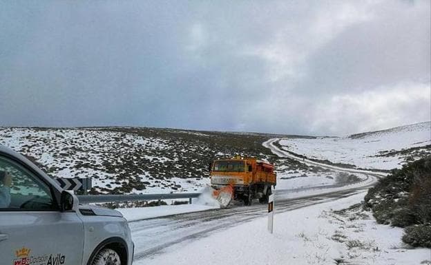 Máquinas quitanieves actúan en carreteras abulenses.