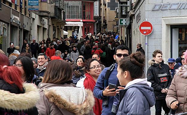 Aspecto que tenía la Calle Real ayer por la tarde, llena de gente. 