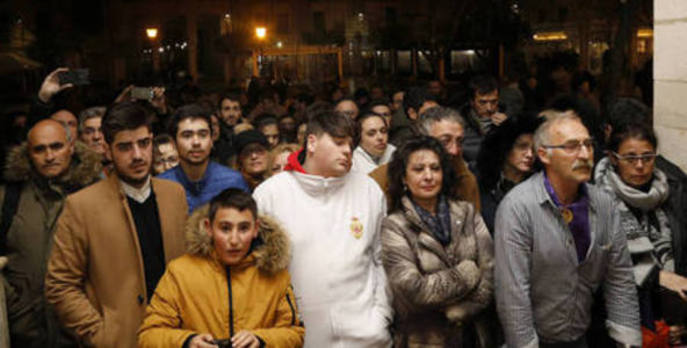 Numeroso público contempla a 'El Viejo' desde la puerta de la capilla, en la madrugada del Viernes Santo. 