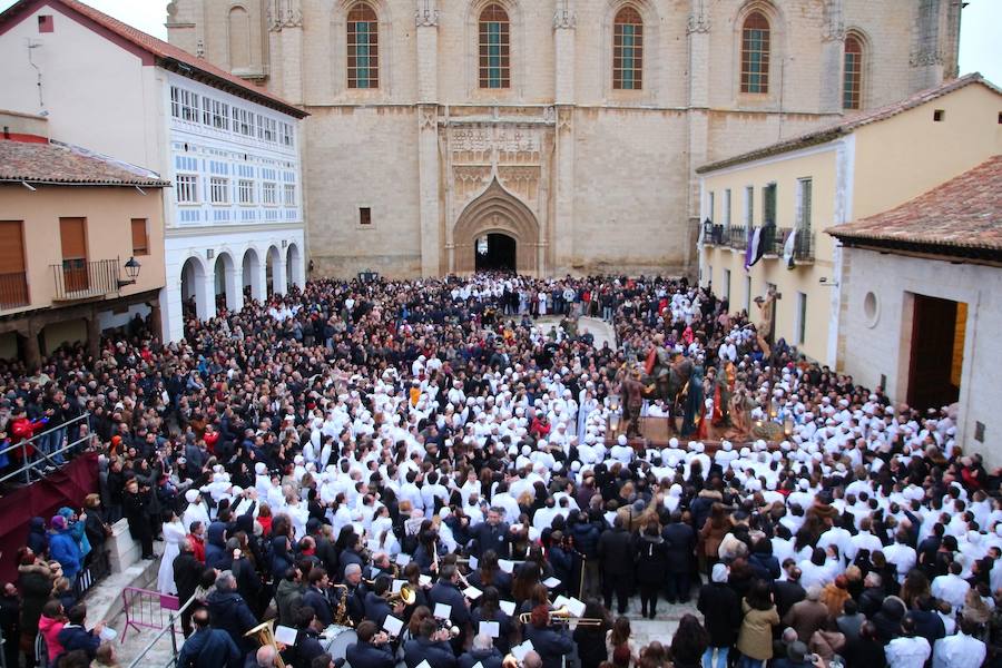 Un sentimiento mezcla de desilusión, tristeza y frustración fue el que se vivió el Viernes Santo en Medina de Rioseco cuando la lluvia hizo su aparición en el transcurso de la procesión de la Soledad. El agua mojó algunos de los centenarios pasos que procesionan ese día. 