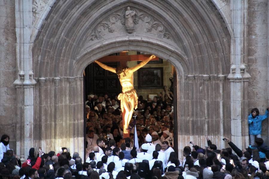 Un sentimiento mezcla de desilusión, tristeza y frustración fue el que se vivió el Viernes Santo en Medina de Rioseco cuando la lluvia hizo su aparición en el transcurso de la procesión de la Soledad. El agua mojó algunos de los centenarios pasos que procesionan ese día. 