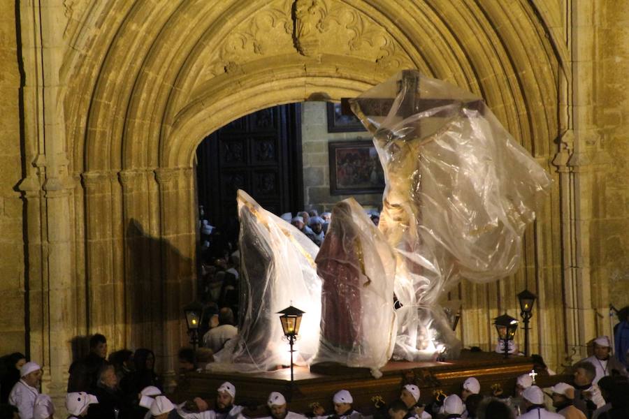 Un sentimiento mezcla de desilusión, tristeza y frustración fue el que se vivió el Viernes Santo en Medina de Rioseco cuando la lluvia hizo su aparición en el transcurso de la procesión de la Soledad. El agua mojó algunos de los centenarios pasos que procesionan ese día. 