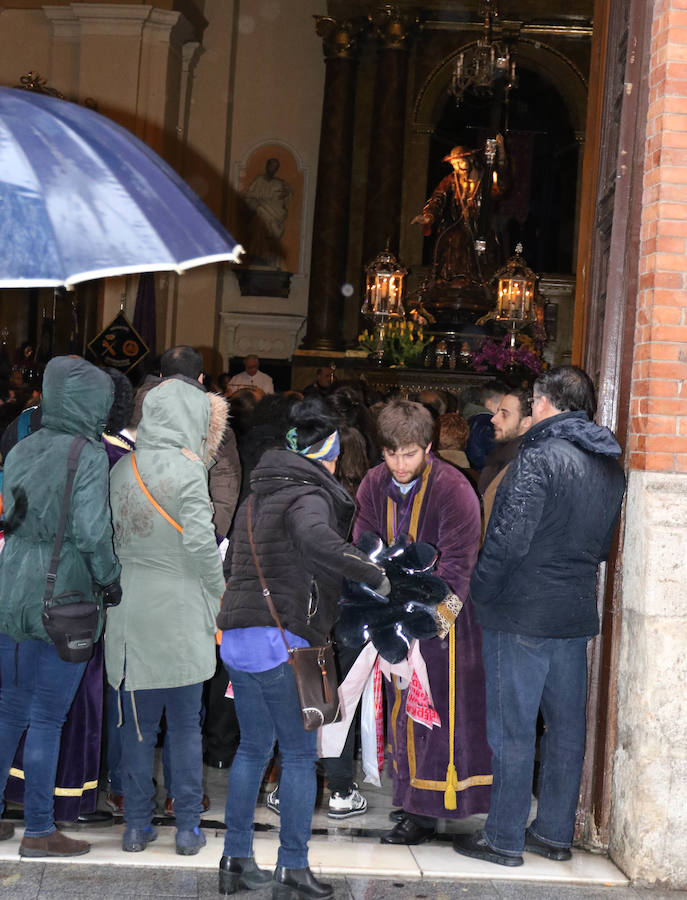La Iglesia de la Vera Cruz, la iglesia de Nuestro Padre Jesús el Nazareno y la iglesia de las Angustias fueron algunas de las iglesias que abrieron sus puertas para poder ver las imágenes ya que por la lluvia no pudieron hacer su recorrido por las calles vallisoletanas. 