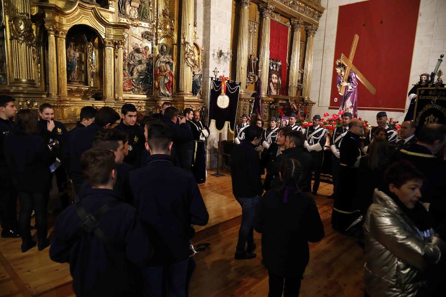La lluvia, que empezó a caer a media tarde, hizo imposible que la Procesión Penitencial General del Viernes Santo se celebrase ayer en Peñafiel. 