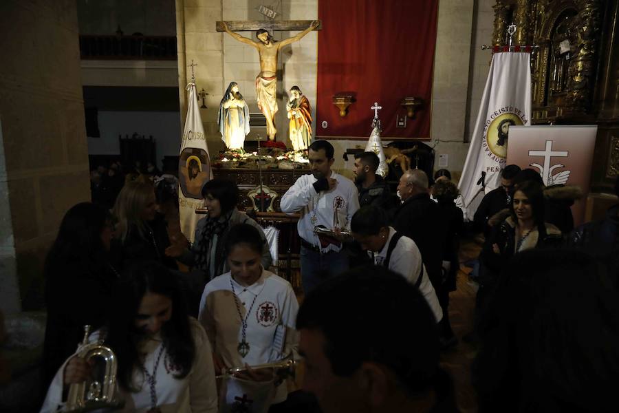 La lluvia, que empezó a caer a media tarde, hizo imposible que la Procesión Penitencial General del Viernes Santo se celebrase ayer en Peñafiel. 