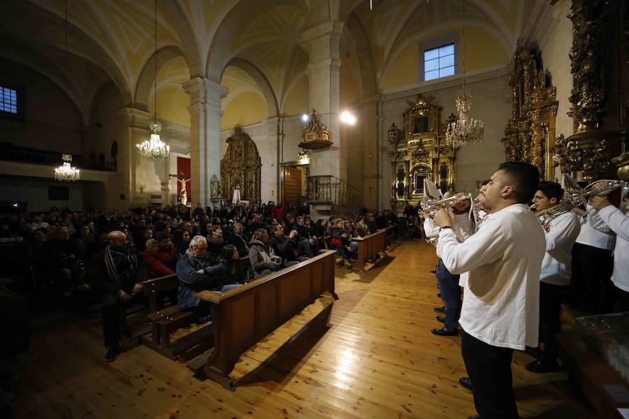 La lluvia, que empezó a caer a media tarde, hizo imposible que la Procesión Penitencial General del Viernes Santo se celebrase ayer en Peñafiel. 