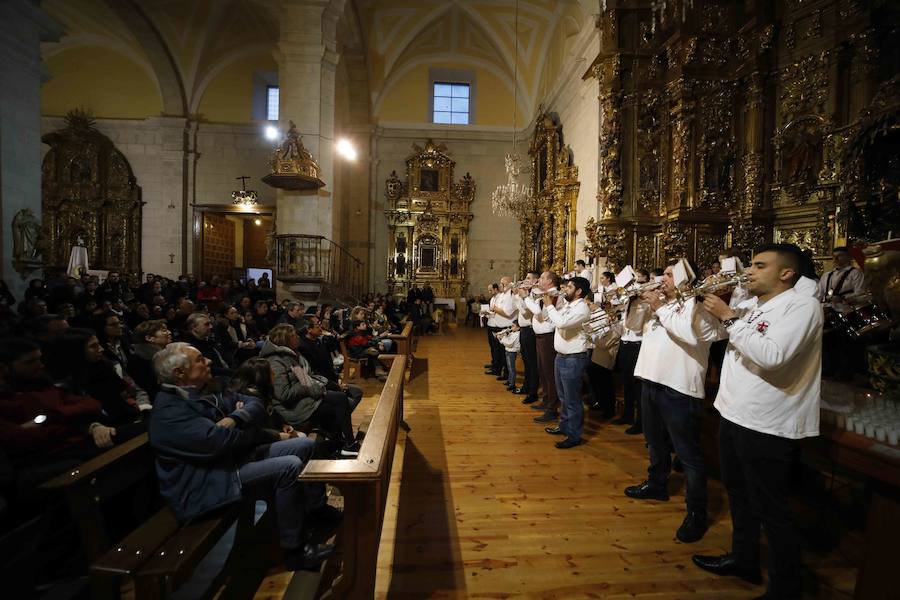 La lluvia, que empezó a caer a media tarde, hizo imposible que la Procesión Penitencial General del Viernes Santo se celebrase ayer en Peñafiel. 