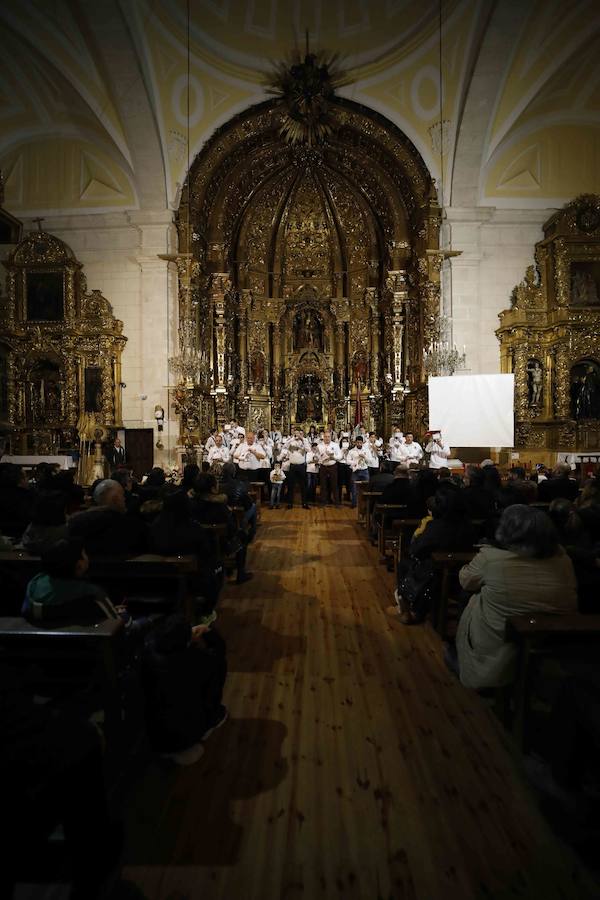 La lluvia, que empezó a caer a media tarde, hizo imposible que la Procesión Penitencial General del Viernes Santo se celebrase ayer en Peñafiel. 