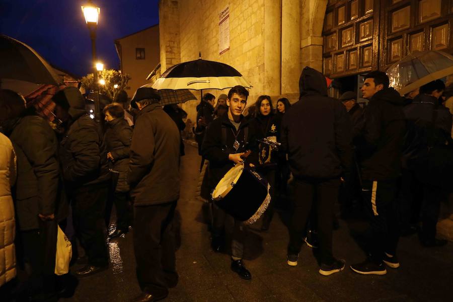 La lluvia, que empezó a caer a media tarde, hizo imposible que la Procesión Penitencial General del Viernes Santo se celebrase ayer en Peñafiel. 