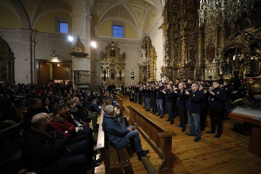La lluvia, que empezó a caer a media tarde, hizo imposible que la Procesión Penitencial General del Viernes Santo se celebrase ayer en Peñafiel. 