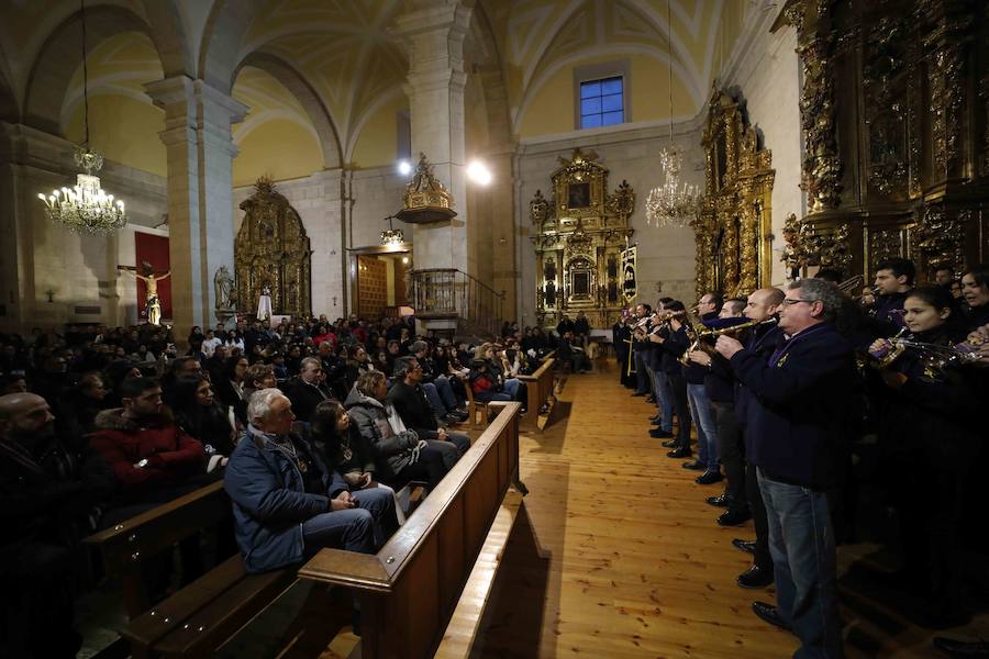 La lluvia, que empezó a caer a media tarde, hizo imposible que la Procesión Penitencial General del Viernes Santo se celebrase ayer en Peñafiel. 