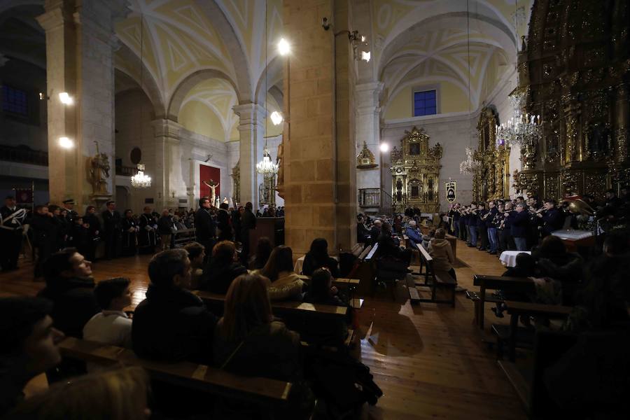 La lluvia, que empezó a caer a media tarde, hizo imposible que la Procesión Penitencial General del Viernes Santo se celebrase ayer en Peñafiel. 