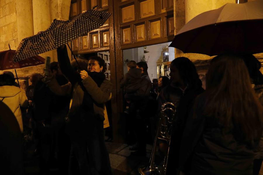 La lluvia, que empezó a caer a media tarde, hizo imposible que la Procesión Penitencial General del Viernes Santo se celebrase ayer en Peñafiel. 