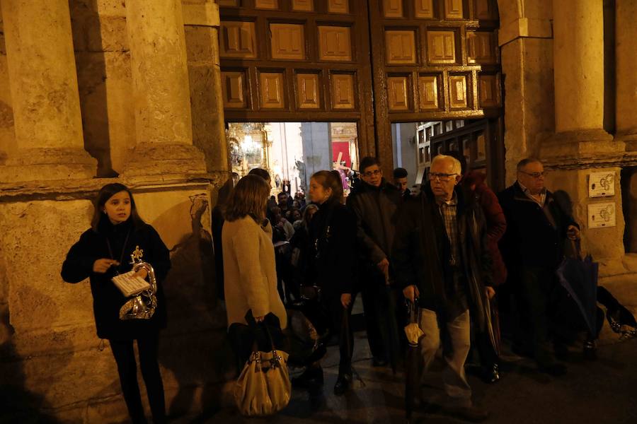 La lluvia, que empezó a caer a media tarde, hizo imposible que la Procesión Penitencial General del Viernes Santo se celebrase ayer en Peñafiel. 