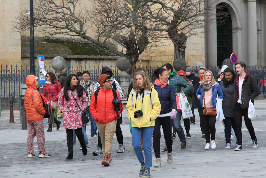 Fotos: Los turistas llenan Segovia en Semana Santa