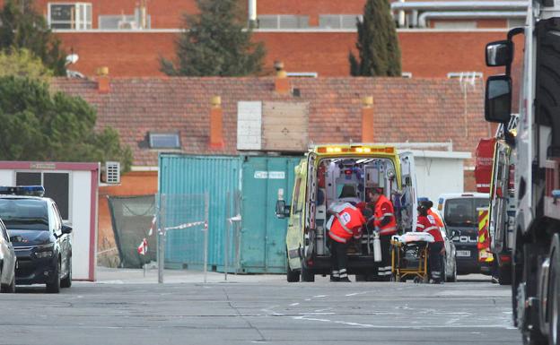 Las ambulancias, Policía y bomberos, durante la intervención en Seda. 