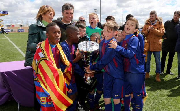 Los campeones con el trofeo.