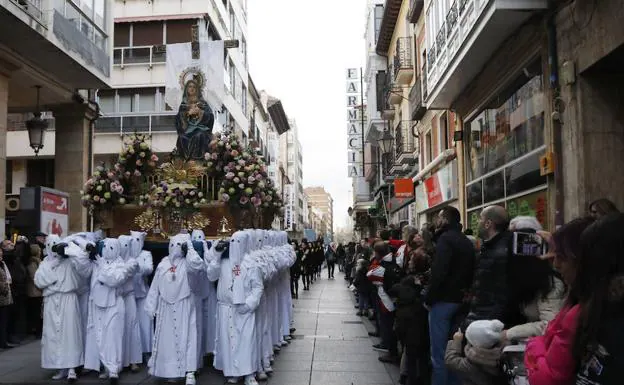 La Virgen de los Siete Cuchillos desfila por la Calle Mayor. 